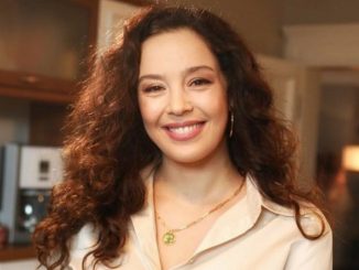 عذراء أكين Azra Akin