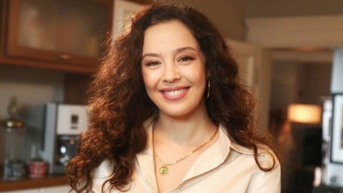عذراء أكين Azra Akin عذراء أكين Azra Akin