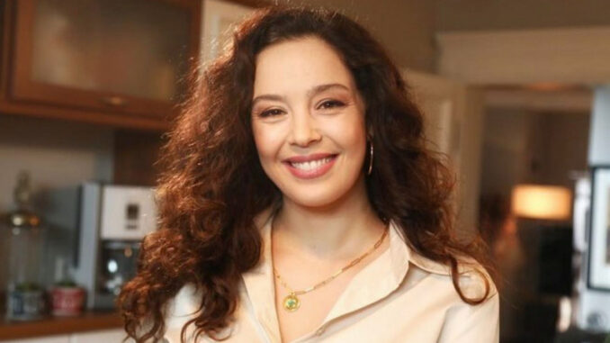 عذراء أكين Azra Akin