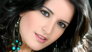 تشوه وجه ممثلة الإغراء المغربية سناء موزيان